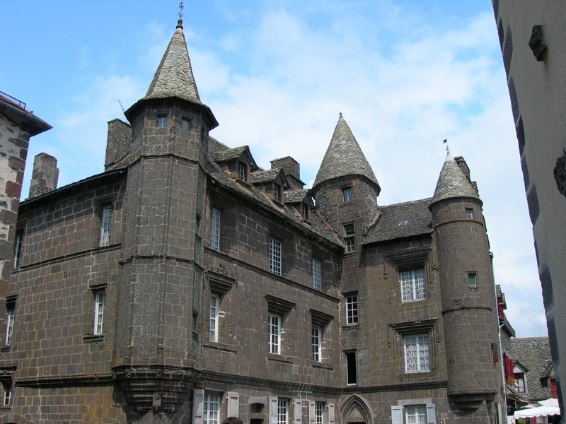 la cite de Salers dans le cantal